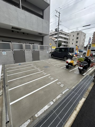 ファステート尼崎クロノスの駐車場