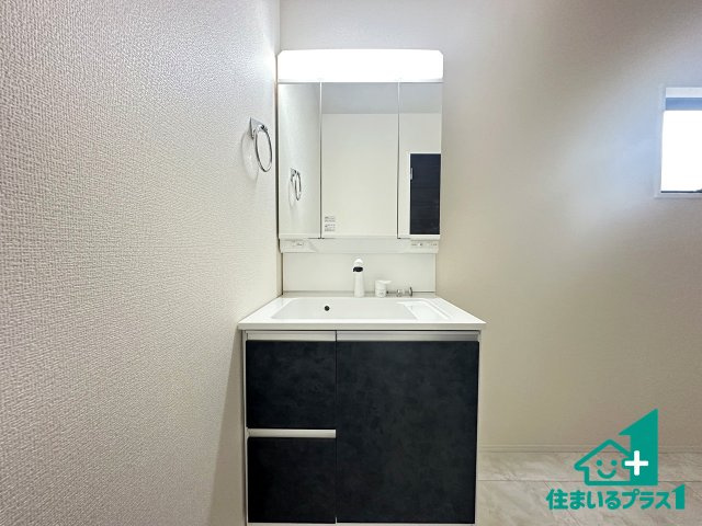 ●生駒郡斑鳩町服部　新築一戸建ての設備|清潔感のある洗面台です。フラットな鏡は掃除がしやすく毎日清潔！鏡裏には収納があるのでスッキリとした洗面台が保てます。