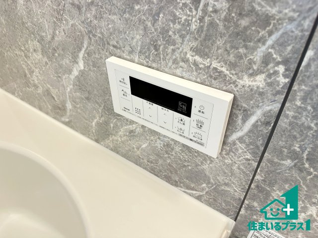 ●生駒郡斑鳩町服部　新築一戸建ての発電・温水設備|給湯器リモコン（浴室側）省エネタイプの給湯器でお湯はり・追い炊き自由自在！お子様から高齢者の方まで、みんなが操作しやすいボタン配置です。