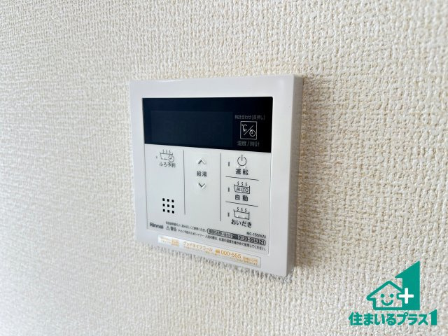 ●生駒郡斑鳩町服部　新築一戸建ての発電・温水設備|給湯器リモコン（LDK側）ボタン一つでお風呂のお湯はり・追い炊き可能！便利な呼び出し機能付き！表示文字が大きく読みやすい有機ＥＬを採用！どの角度からも見やすくなっています。
