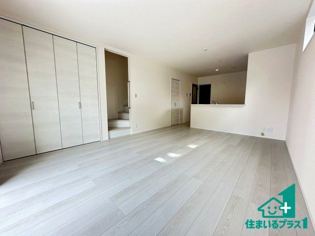 ●生駒郡斑鳩町服部　新築一戸建ての居間・リビング|日当たり良好の明るいリビングで朝の目覚めもスッキリできそう！対面キッチンでご家族のコミュニケーションも自然と増える設計！小さなお子様が遊ぶスペースを作っても広々とくつろげるLDK！