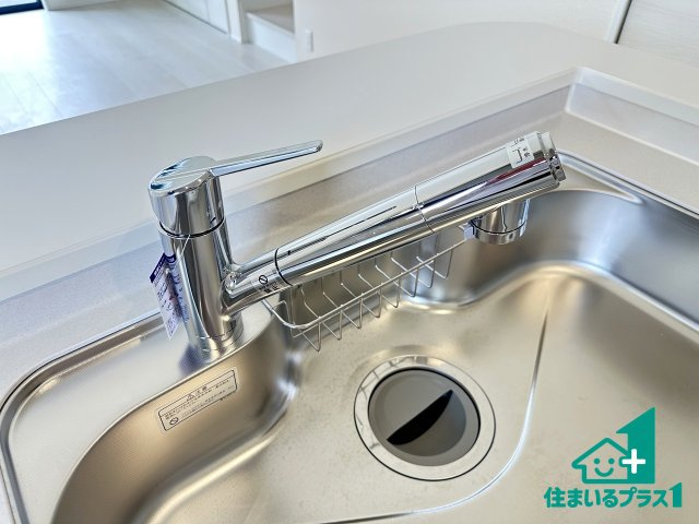 ●生駒郡斑鳩町服部　新築一戸建ての設備|浄水器を内蔵！炊飯時、お茶を作る時に安心してお水を使えます！お湯と冷水、浄水と原水、シャワーの切替えもワンタッチです！