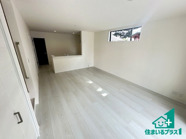 ●生駒郡斑鳩町服部　新築一戸建ての居間・リビング|シンプルなリビングは、観葉植物等のインテリアを楽しめますね！パパ好みにも、ママ好みにも家具次第で雰囲気を変えることができます！