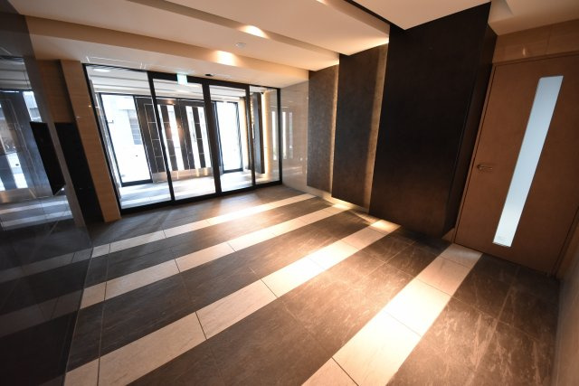 スプランディッド難波WESTのエントランス