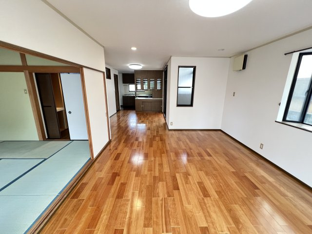 津新町１丁目一戸建ての居間・リビング