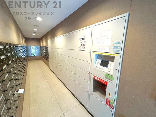 宅配ボックスは荷物の受け取りや配達が便利で安全です。不在時でも荷物が確保され、盗難や損傷のリスクが減少。受け取り時間の柔軟性が向上。外出先からでも荷物の受け取りや預けが可能となります。
