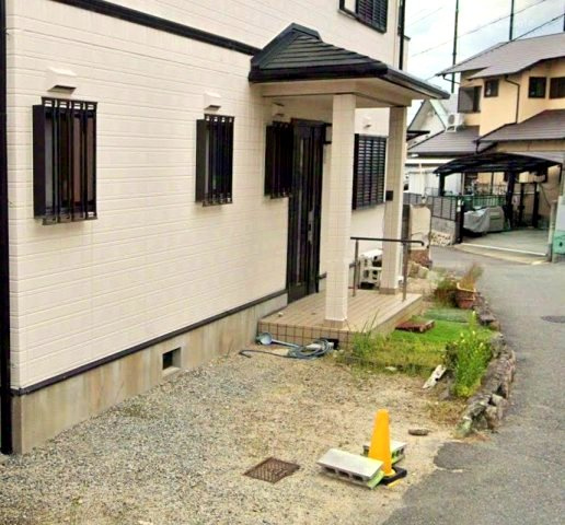 上ヶ原七番町の玄関|開放的オープン外構、ガーデニング好きの方にピッタリです。
