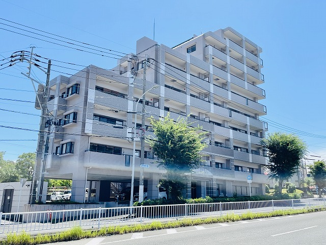 【外観】 | コモドヒル春日 | 春日小学校まで徒歩8分でお子様の通学も安心です。徒歩圏内にはスーパー・コンビニ・ドラックストアなど日々のお買い物の利便性も◎