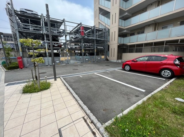 レジェンダリー甲子園浦風町の駐車場