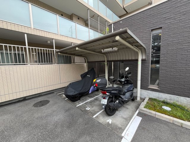 レジェンダリー甲子園浦風町の駐車場