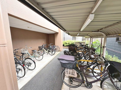 【駐輪場】 | ミラージュパレス北田辺 | 駐輪場に屋根があるので、雨の日に自転車が濡れにくく嬉しいですね♪