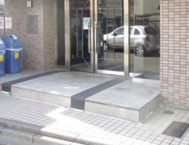横浜市緑区白山１丁目の賃貸マンションのエントランス