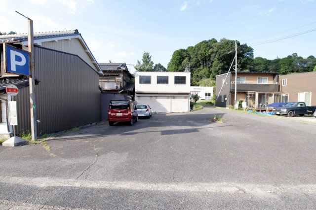力石町 貸店舗の駐車場