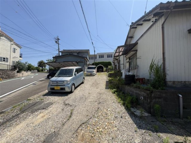 知多市八幡字鍋山のアパートの駐車場