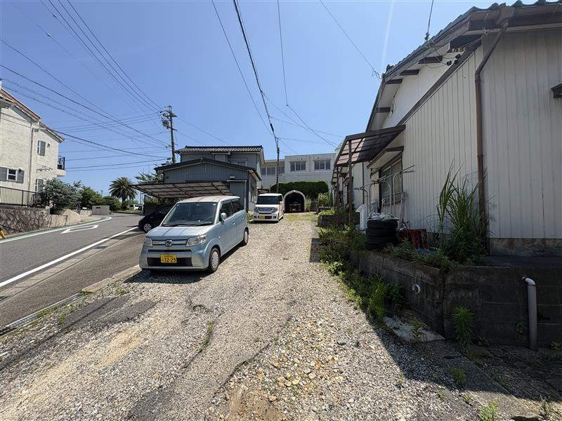 知多市八幡字鍋山のアパートの駐車場