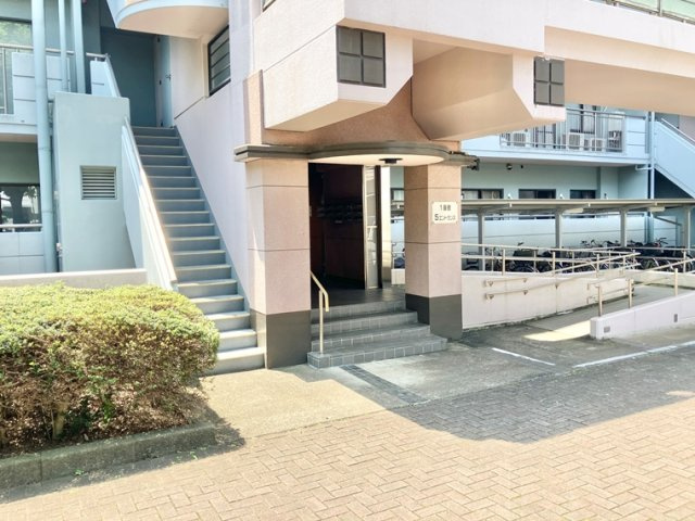 ガーデンハイツ小平１番館のエントランス