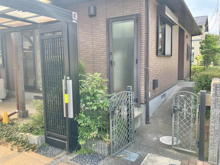 三輪野山戸建のエントランス