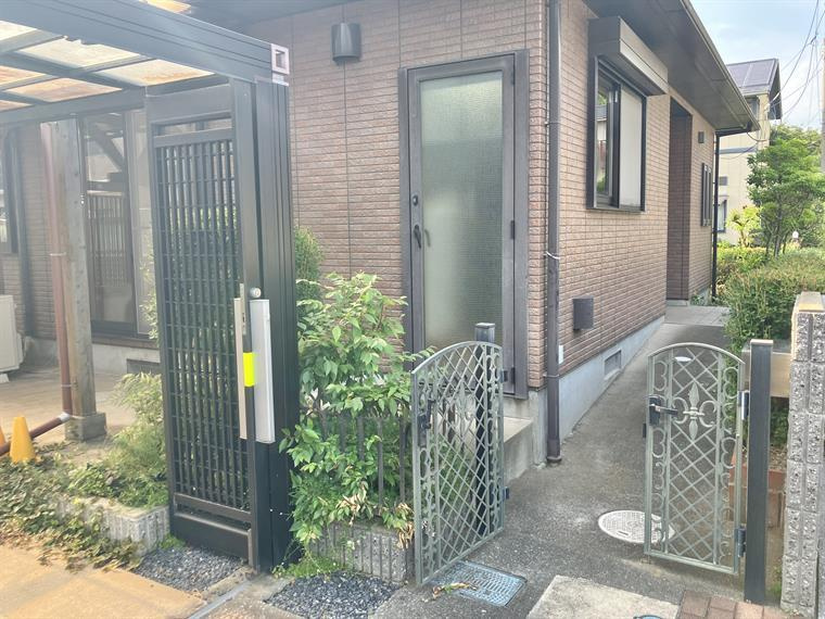 三輪野山戸建のエントランス
