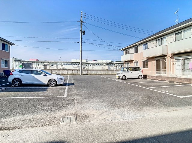 宮若市本城のアパートの駐車場