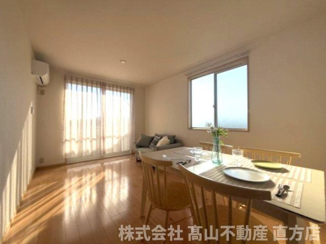 宮若市本城のアパートの居間・リビング