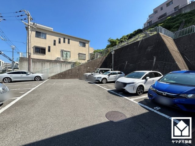 シーアイマンション高座の駐車場|敷地内に平面式駐車場を設置（月額13000円）。重い荷物や雨の日の移動もスムーズで、快適なカーライフを実現。空き状況等の詳細は弊社スタッフまでお気軽にお問い合わせください。