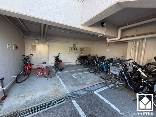 シーアイマンション高座の駐輪場|駐輪場・ミニバイク置き場がございます。しっかり区画が整理されており使い勝手の良い設計です。（自転車置場：月額1200円／ミニバイク置場：月額2400円）