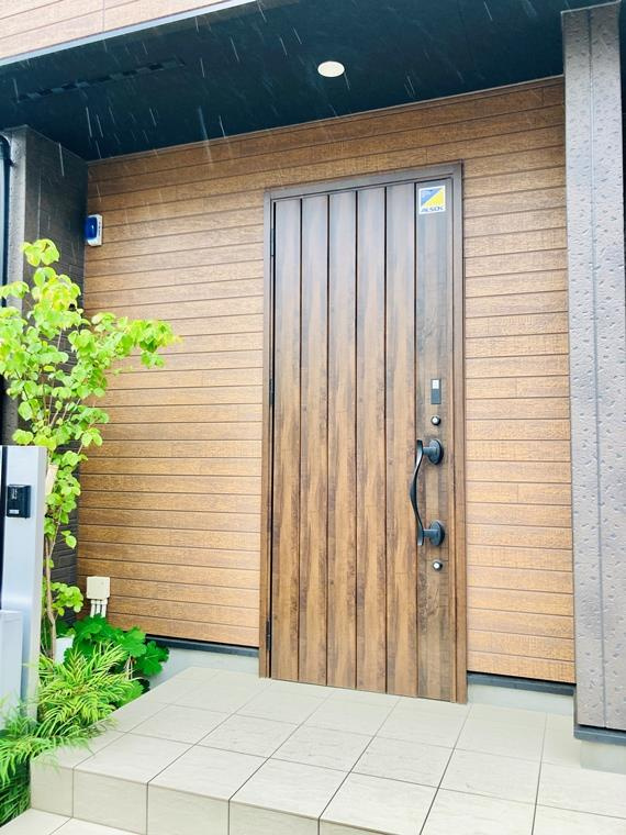 中里戸建のエントランス