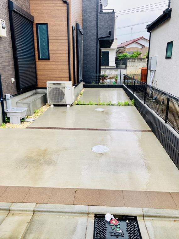 中里戸建の駐車場