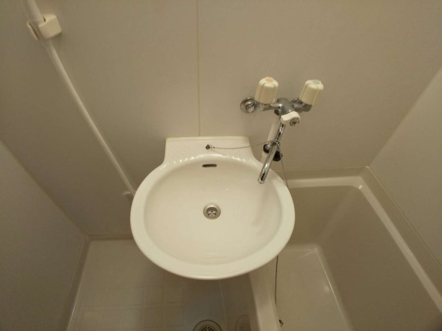 レオパレス安住の内装|鏡を備え　準備のしやすい洗面台