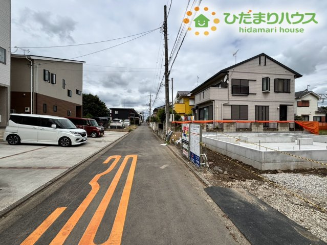 鴻巣市箕田　新築一戸建て　ブルーミングガーデン01の前面道路含む現地写真