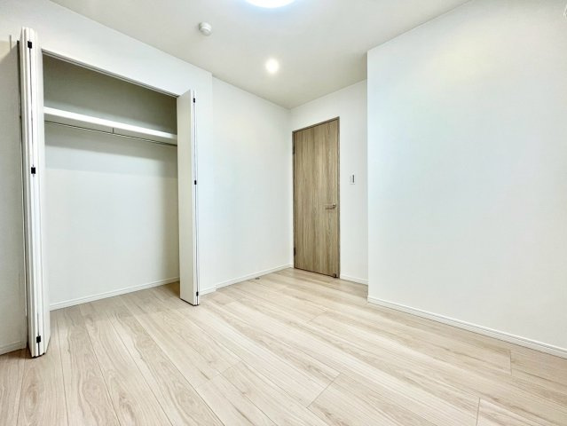 セボンコリネールエストエールの洋室|全居室収納付きですので、お部屋を有効的に使うことが出来ます！

現地ご見学希望・資料請求などお気軽にお問い合わせ下さい！
03-5990-5201