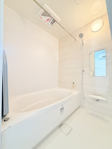 オール電化デザイナーズハウス国府町建売⑲の浴室|お風呂でホッとひと息。１日の疲れを癒しましょう。　※同仕様の施工事例です