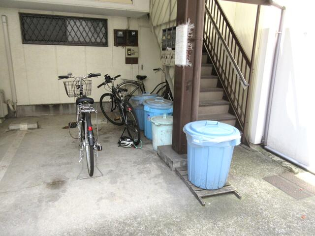 自転車置き場、ごみ置き場