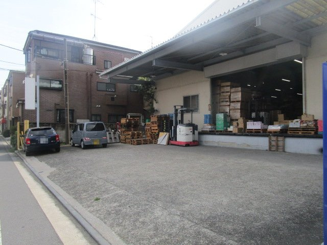 江戸川区下篠崎町の倉庫の駐車場