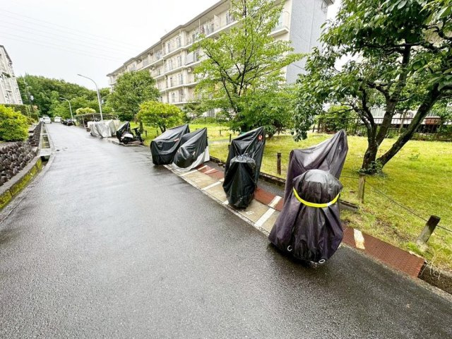 藤阪ハイツA2号棟のその他共用部分|バイク置き場
■物件内覧・資金計画相談・住宅ローン相談、リフォーム相談、お問合せ受付中■
※当日・翌日のご内覧、ご相談はお電話でのお問合せがスムーズです！