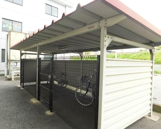 パイン・ヴェルのその他共用部分|屋根付きのしっかりした駐輪場