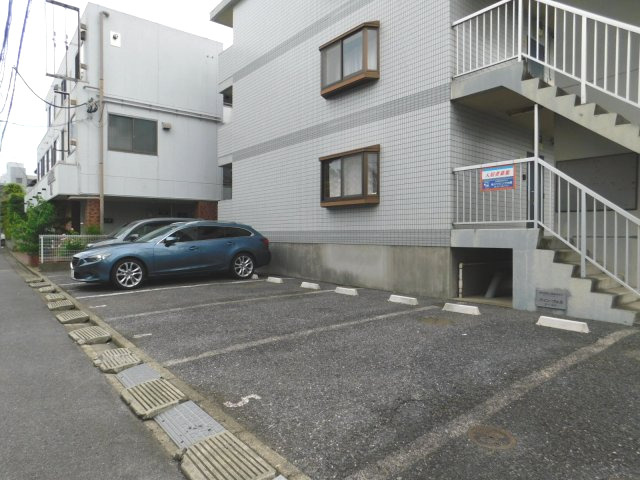 パイン・ヴェルの駐車場|車をお持ちの方に嬉しい駐車場付きの物件です