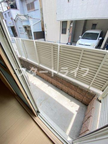 大阪市東淀川区柴島２丁目のアパートのバルコニー