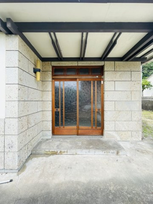 【玄関】 | たつの市御津町岩見/農地付き中古戸建 | 明るい玄関です