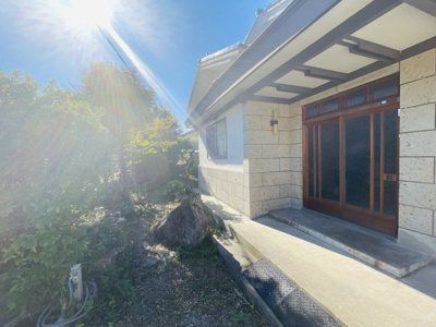 【庭】 | たつの市御津町岩見/農地付き中古戸建 | 明るい玄関です