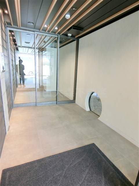 蒲田駅近築浅マンションのエントランス|防犯カメラTVモニター付オートロック宅配BOXメールBOX エントランス