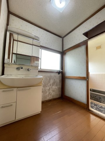 開放感ある高台の5DK・堀込車庫付き～静岡県三島市旭ヶ丘～の独立洗面台|鏡付きの洗面化粧台。窓があり、自然光が入る設計です
