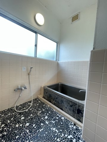 開放感ある高台の5DK・堀込車庫付き～静岡県三島市旭ヶ丘～の浴室|タイル貼りの浴室。上部に窓を配置し、換気に配慮しています