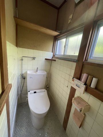 開放感ある高台の5DK・堀込車庫付き～静岡県三島市旭ヶ丘～のトイレ|温水洗浄便座付き。横長の窓が2枚あり、採光が可能です