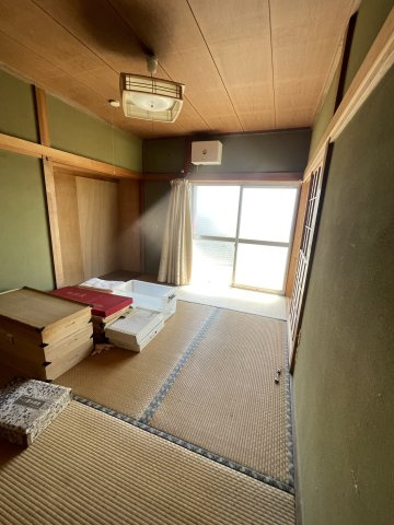 開放感ある高台の5DK・堀込車庫付き～静岡県三島市旭ヶ丘～の和室|1階の畳敷きの居室。庭に面した掃き出し窓から採光します