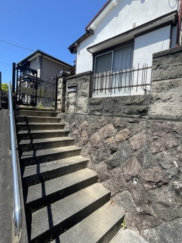 開放感ある高台の5DK・堀込車庫付き～静岡県三島市旭ヶ丘～の外観|敷地入口に階段を設置。石積みを用いた高台の造りです