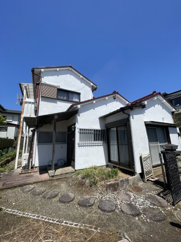 開放感ある高台の5DK・堀込車庫付き～静岡県三島市旭ヶ丘～の外観|南東向き。白を基調とした2階建の住宅です