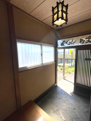 開放感ある高台の5DK・堀込車庫付き～静岡県三島市旭ヶ丘～の玄関|正面の引き戸と左側の窓から採光。和の趣を感じる玄関空間です
