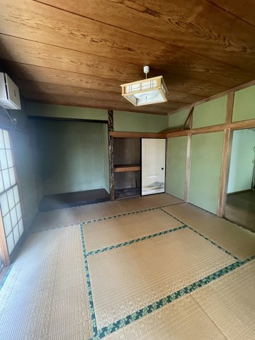 開放感ある高台の5DK・堀込車庫付き～静岡県三島市旭ヶ丘～の和室|奥側に床の間と板の間、収納を配置しています