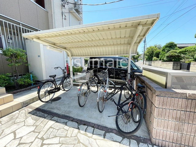 メリーコートのその他共用部分|屋根付き駐輪場です。